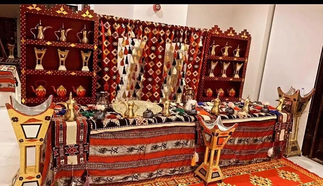 قهوجي الرياض يستخدم أواني القهوة العربية الفاخرة والتراثية